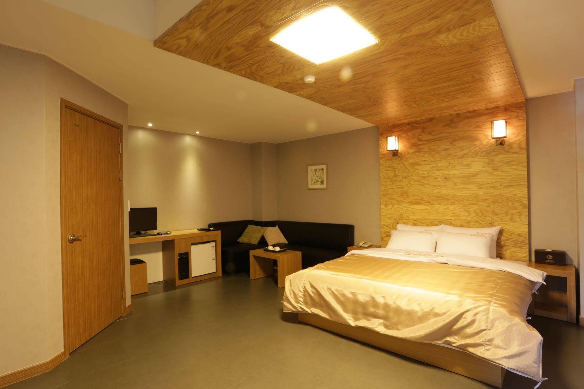 Radiance Tourist Hotel Geoje Εξωτερικό φωτογραφία